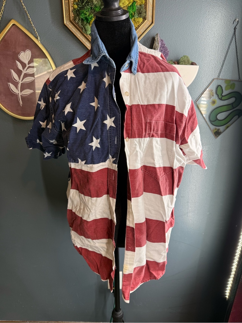 Casual Short-Sleeve Button-Down Shirt in Red, White & Blue